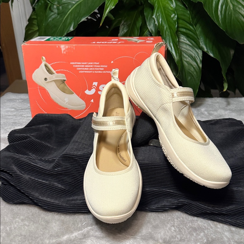 JSport Comfortable Casual Shoe with adjustable Velcro Strap. Ladies Size 7.5